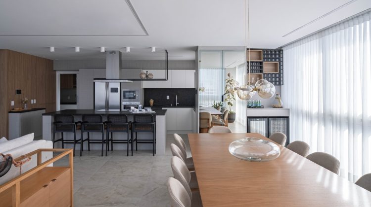 A modern open-plan kitchen and dining room.